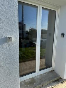 una puerta corredera de cristal con vistas a un patio en Appartement 1 chambre vu sur jardin, en La Roche-sur-Yon