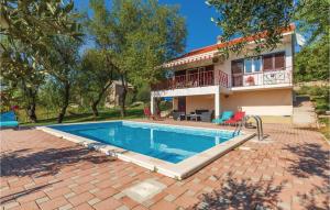 Bazén v ubytování Holiday Home Vojnic Sinjski 11 nebo v jeho okolí