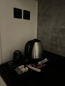 a black counter top with a lamp and books at استديو هادئ in Riyadh