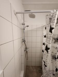 A bathroom at Orsi Apartman / vendegház