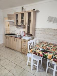 A kitchen or kitchenette at Orsi Apartman / vendegház