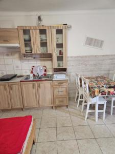 A kitchen or kitchenette at Orsi Apartman / vendegház