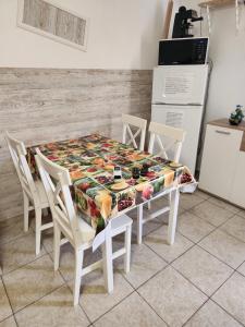 A kitchen or kitchenette at Orsi Apartman / vendegház