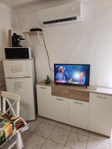 A kitchen or kitchenette at Orsi Apartman / vendegház