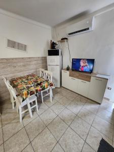 A kitchen or kitchenette at Orsi Apartman / vendegház