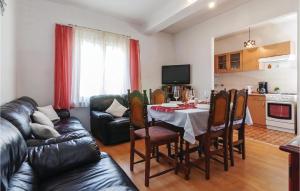 Televízia a/alebo spoločenská miestnosť v ubytovaní 3 Bedroom Stunning Home In Modric