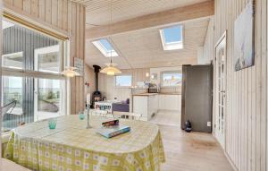 Χώρος καθιστικού στο 4 Bedroom Cozy Home In Assens