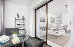 Ένα μπάνιο στο Stunning Apartment In Mijas Costa