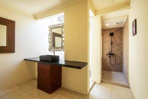 Phòng tắm tại Villa 5A Canggu Brawa