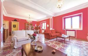 salon z czerwonymi ścianami i stołem w obiekcie Villa Gaia w mieście Menfi