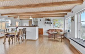 una cucina e un soggiorno con tavolo e sedie di Stunning Apartment In Skårup Fyn a Skårupøre