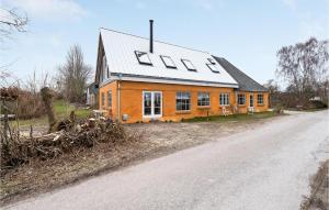 una casa sul ciglio di una strada di Stunning Apartment In Skårup Fyn a Skårupøre