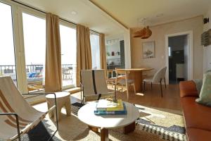 ein Wohnzimmer mit Sofa und Tisch in der Unterkunft Octopus House Caparica in Costa da Caparica