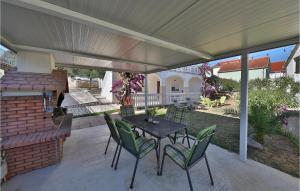 玛里纳Two-Bedroom Apartment With Sea View In Marina的屋顶下有桌椅的露台