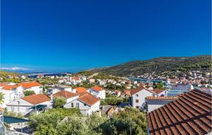 玛里纳Two-Bedroom Apartment With Sea View In Marina的城镇的房屋和山脉景观