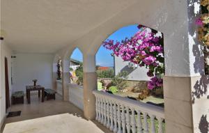 玛里纳Two-Bedroom Apartment With Sea View In Marina的阳台设有紫色花窗