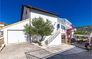 玛里纳Two-Bedroom Apartment With Sea View In Marina的一间白色的房子,有车库和一棵树 更多13张照片