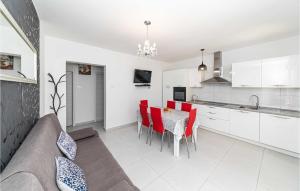 Η κουζίνα ή μικρή κουζίνα στο Cozy Apartment In Poljica +14 φωτογραφίες