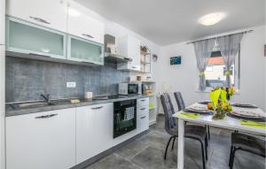 Kuchyňa alebo kuchynka v ubytovaní 2 Bedroom Awesome Apartment In Cizici