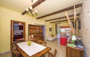 Kuchyňa alebo kuchynka v ubytovaní Four-Bedroom Holiday Home In Brodarica
