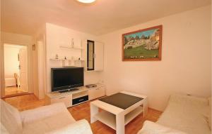 TV a/nebo společenská místnost v ubytování 6 Bedroom Amazing Home In Crni Kal + 23 fotografií