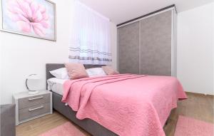 Posteľ alebo postele v izbe v ubytovaní Awesome Apartment In Seget Donji