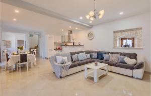 un salon avec un canapé et une table dans l'établissement Villa Marija Korenici, à Rovinj