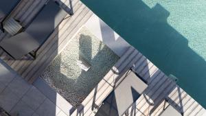 an overhead view of a pool with a table and chairs at Hotel Traube in Pettneu am Arlberg