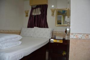 1 dormitorio con cama, espejo y tocador en Everest Base Camp Hostel, en Hong Kong