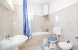 Ein Badezimmer in der Unterkunft 3 Bedroom Awesome Apartment In Senj
