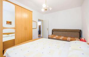 Ein Bett oder Betten in einem Zimmer der Unterkunft 3 Bedroom Awesome Apartment In Senj