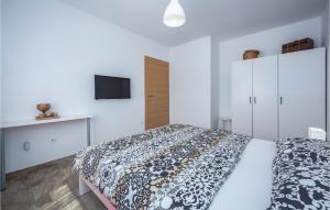 Postel nebo postele na pokoji v ubytování Two-Bedroom Holiday Home In Rakotule