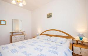 Ein Bett oder Betten in einem Zimmer der Unterkunft 3 Bedroom Awesome Apartment In Senj