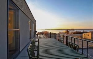 レンブルッフにあるPenthouse Comfortの海の景色を望むバルコニー(椅子付)