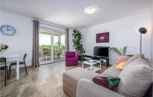 TV a/nebo společenská místnost v ubytování Two-Bedroom Holiday Home In Rakotule