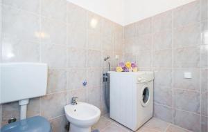 Ein Badezimmer in der Unterkunft 3 Bedroom Awesome Apartment In Senj
