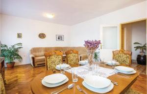 Ein Sitzbereich in der Unterkunft 3 Bedroom Awesome Apartment In Senj