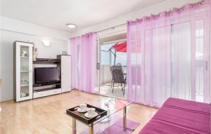 Televízia a/alebo spoločenská miestnosť v ubytovaní Stunning Apartment In Senj With Kitchen