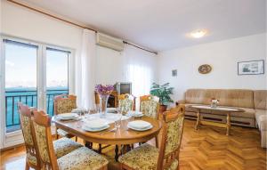 ein Esszimmer mit Tisch und Stühlen in der Unterkunft 3 Bedroom Awesome Apartment In Senj in Senj