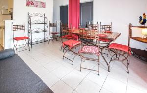 Χώρος καθιστικού στο Nice Home In Grospierres With Wifi