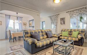 un salon avec un canapé et une table dans l'établissement 3 Bedroom Amazing Home In Gran Alacant, à Santa Pola