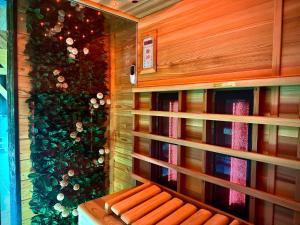 une étagère à livres avec un banc dans une bibliothèque dans l'établissement Luxe Vakantiehuis met privé Wellness, à Zuidwolde