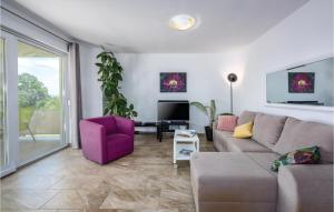 TV a/nebo společenská místnost v ubytování Two-Bedroom Holiday Home In Rakotule