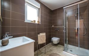 Koupelna v ubytování Two-Bedroom Holiday Home In Rakotule