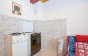 Kuchyňa alebo kuchynka v ubytovaní 2 Bedroom Beautiful Apartment In Stolac