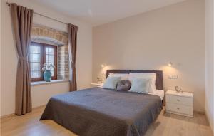 une chambre avec un grand lit et une fenêtre dans l'établissement Villa Marija Korenici, à Rovinj