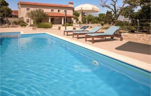 - une piscine bleue avec 2 chaises longues et un parasol dans l'établissement Villa Marija Korenici, à Rovinj 45 autres photos
