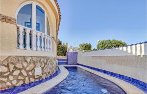 une maison avec une piscine à côté d'un bâtiment dans l'établissement 3 Bedroom Amazing Home In Gran Alacant, à Santa Pola