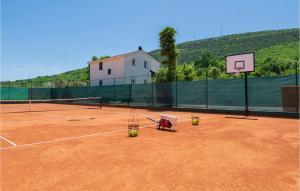 Tenis a/nebo squash v ubytování Awesome Home In Runovic With Wifi nebo okolí