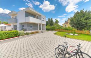Jízda na kole v ubytování Gorgeous Home In Kastel Kambelovac nebo okolí
